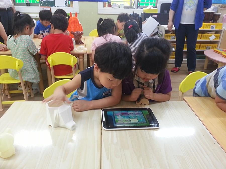 Trẻ em Hàn Quốc được tiếp cận công nghệ từ trường mầm non.