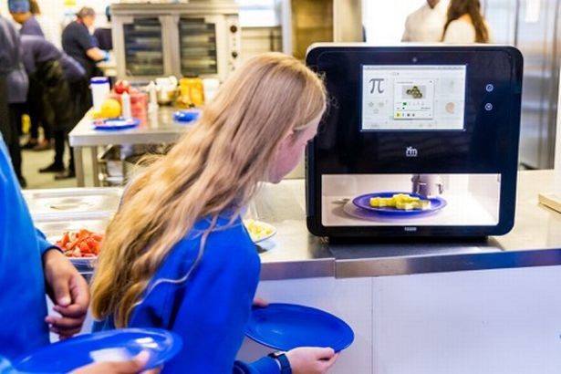 Ứng dụng máy in 3D từ tạo ra bữa ăn đẹp mắt đến việc cấy ghép xương. Các bữa ăn được tạo ra nhờ sử dụng máy in 3D - Ảnh từ tổ chức Big Bang Fair.