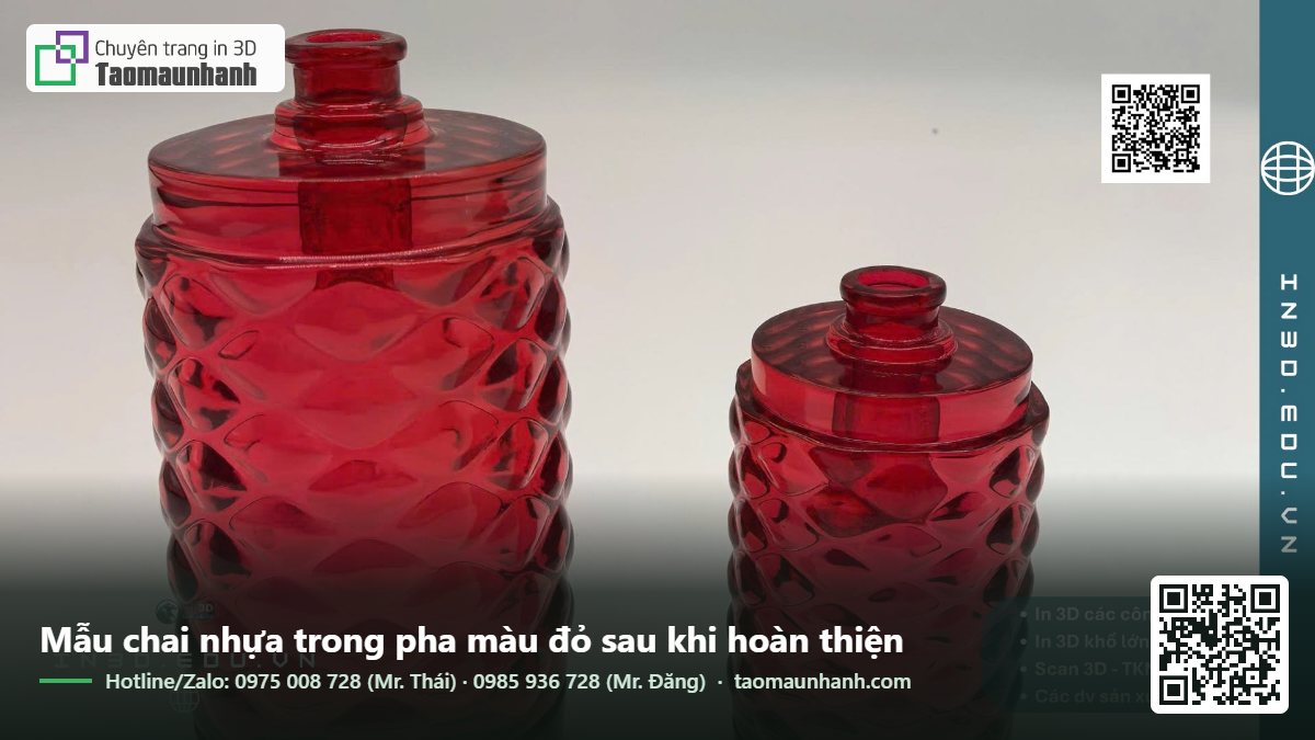 Mẫu chai nhựa trong pha màu đỏ sau khi hoàn thiện