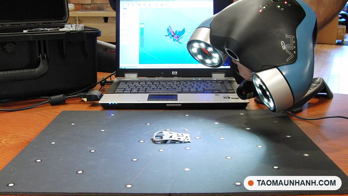 Máy quét 3D cầm tay đang quét chi tiết cơ khí