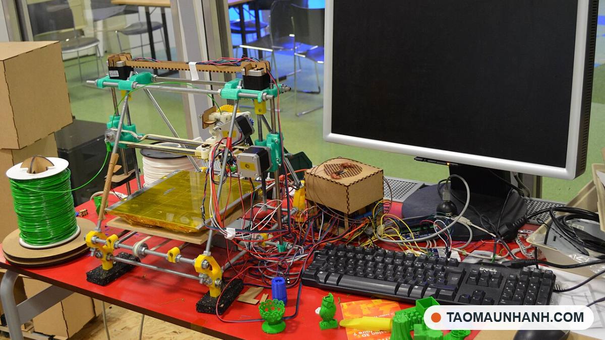 Máy in 3D FDM đang in chi tiết